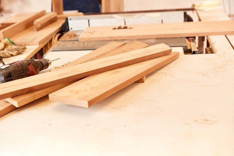 tablas y taladro sobre emsa de madera