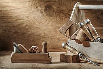 utiles de carpintero con fondo de madera